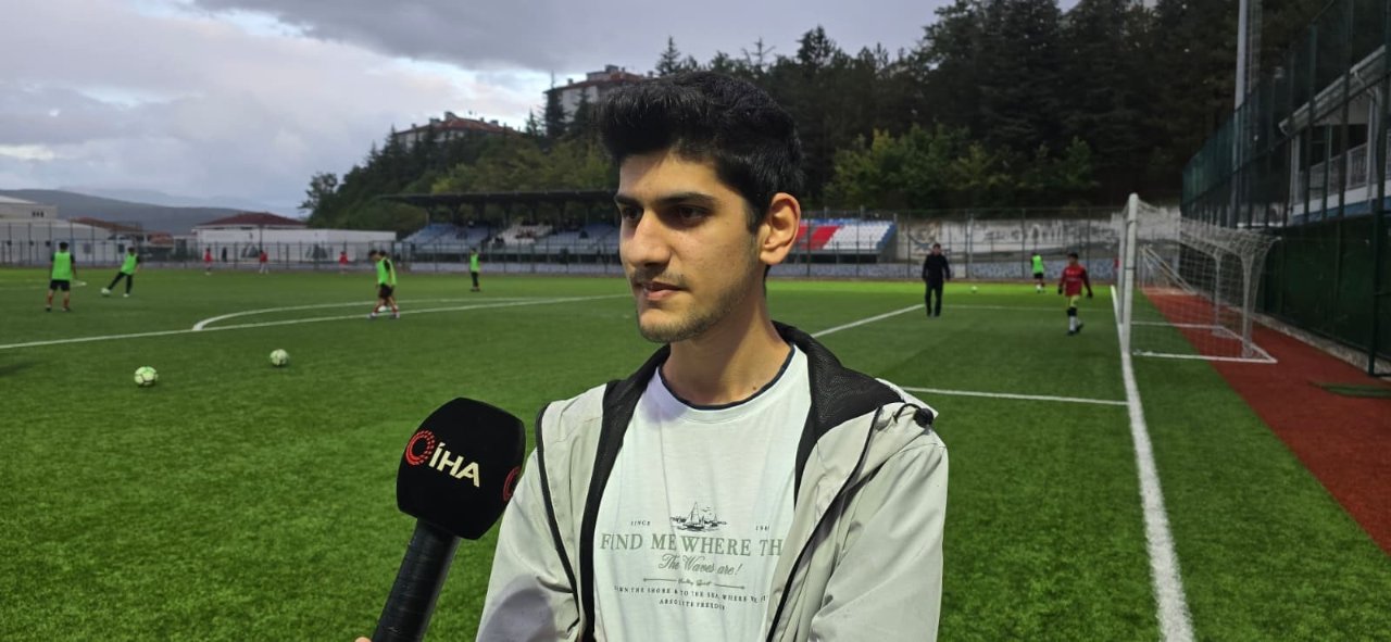 Yeşil sahadaki hayaline kavuştu! 17 yaşında hem okuyor hem de hakemlik yapıyor