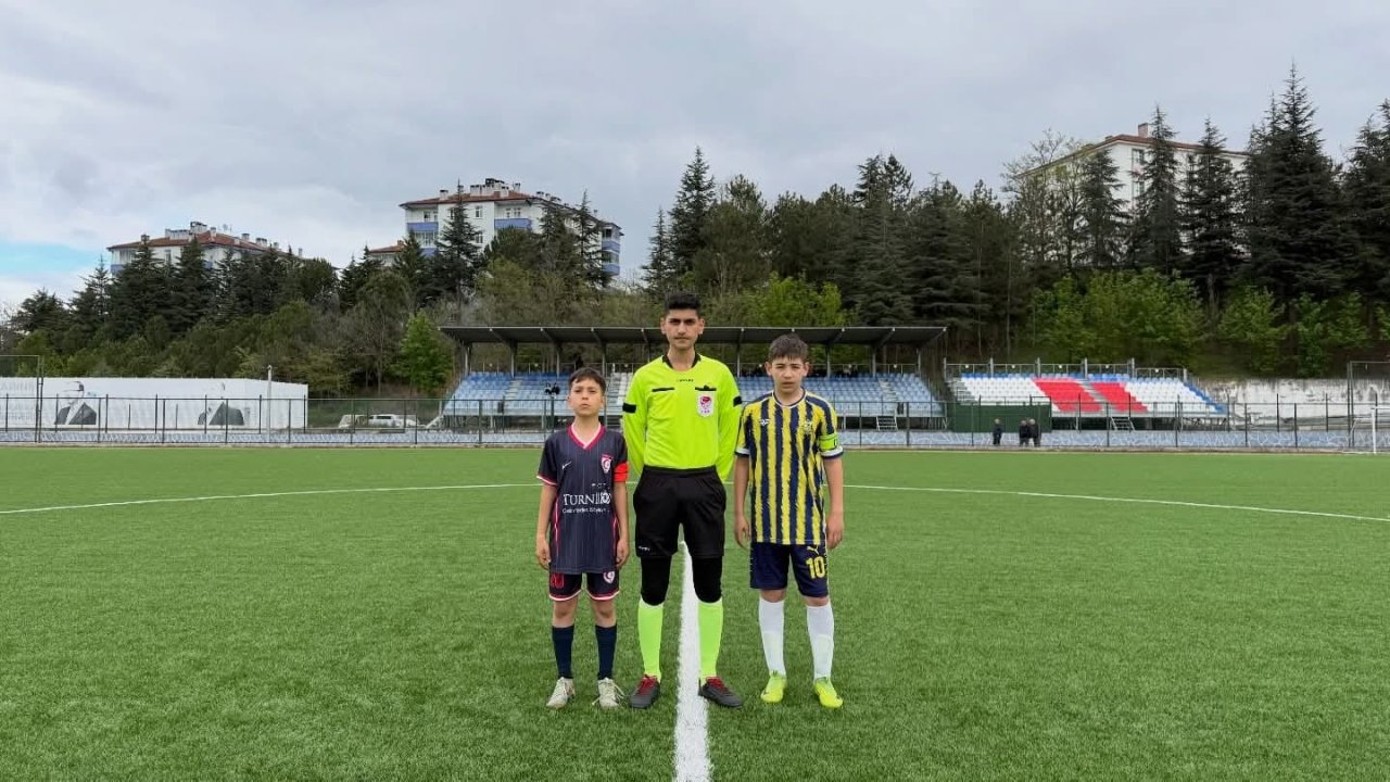 Yeşil sahadaki hayaline kavuştu! 17 yaşında hem okuyor hem de hakemlik yapıyor