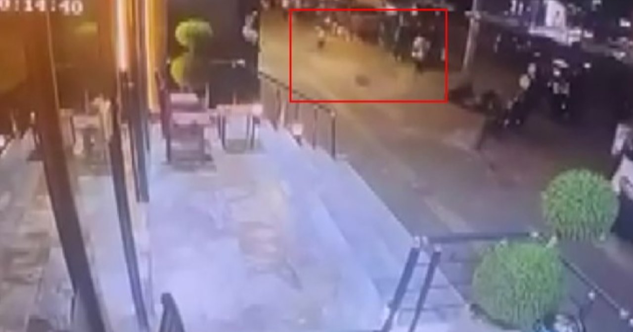 Yürürken üzerine taş yağdı! Çöken balkonun altında kalmaktan son anda kurtuldu