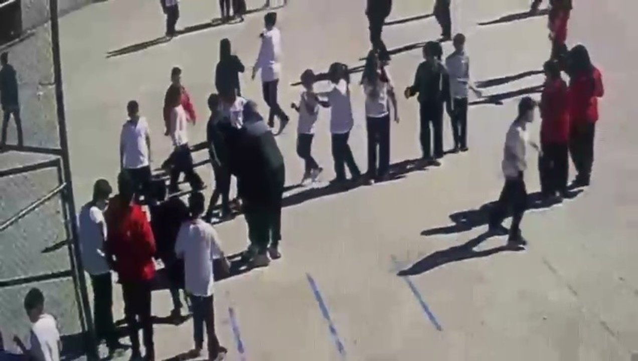 Zonguldak'ta bir öğretmen boğazına yemek kaçan öğrenciyi Heimlich manevrası ile kurtardı