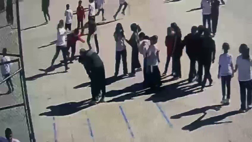 Zonguldakta bir öğretmen boğazına yemek kaçan öğrenciyi Heimlich manevrası ile kurtardı