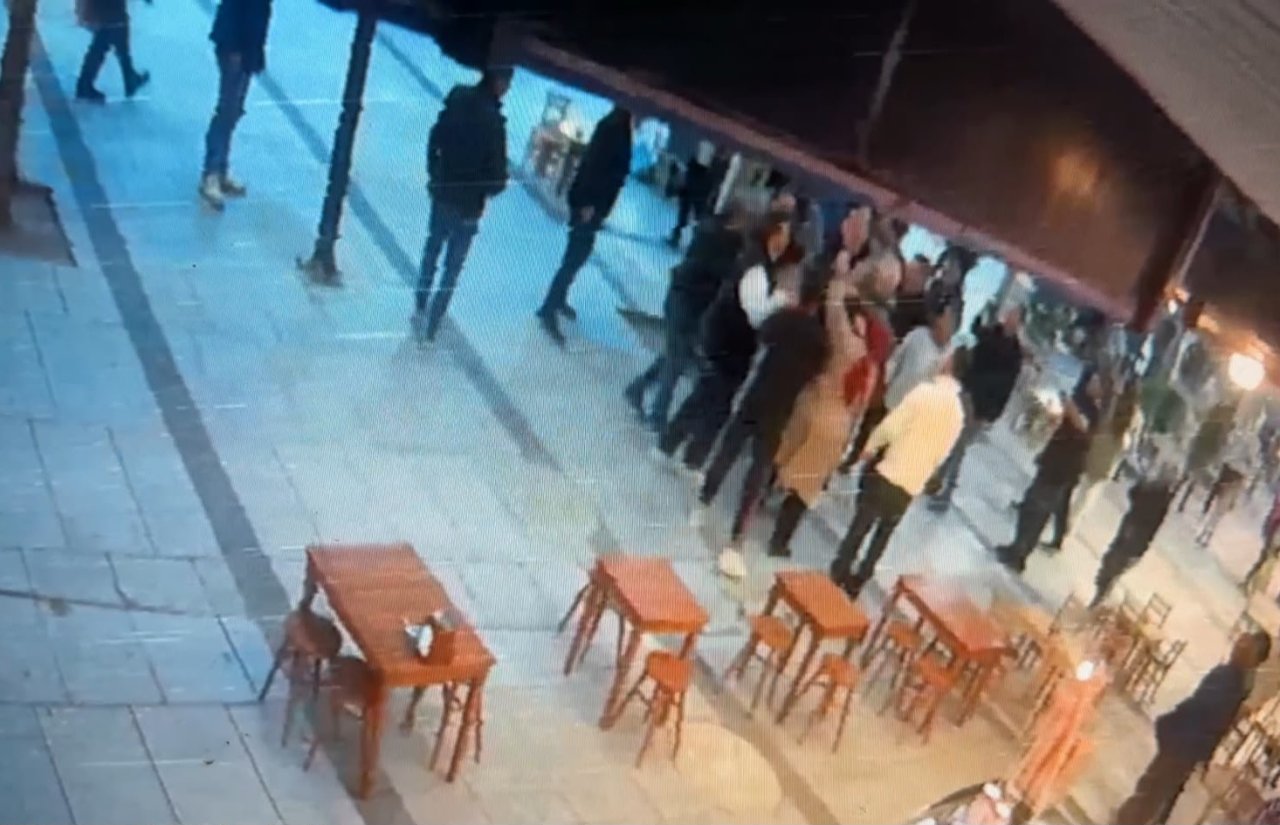 17 yaşındaki kıza saldıran adamı çevredekiler darp etti
