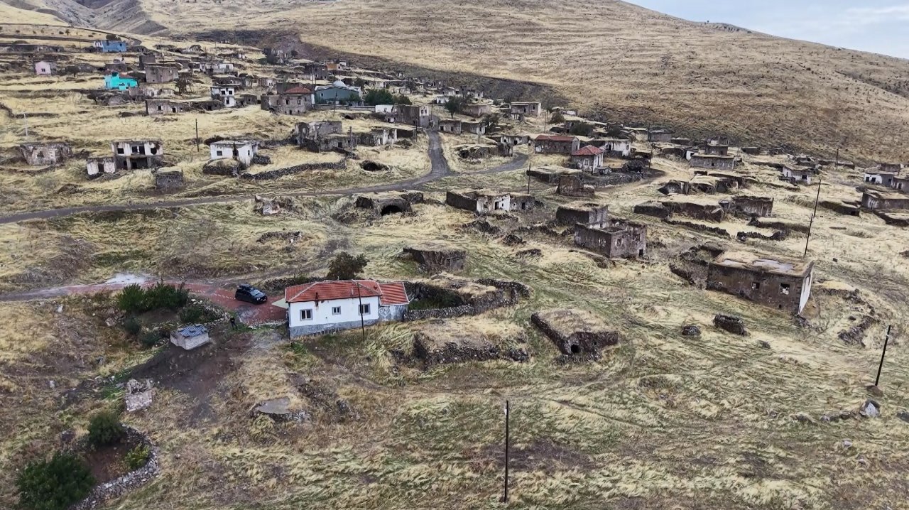 180 haneli bu köyde 11 yıldır yalnız yaşıyor!