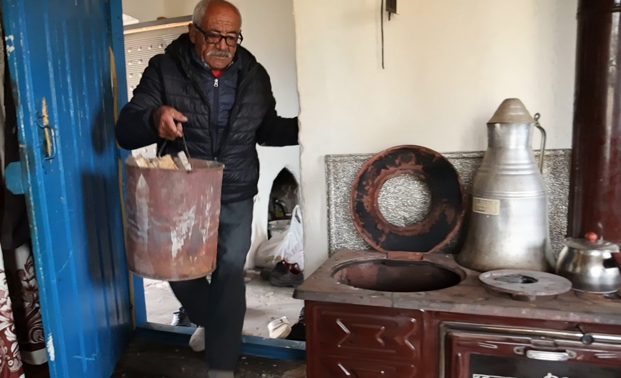 180 haneli bu köyde 11 yıldır yalnız yaşıyor!