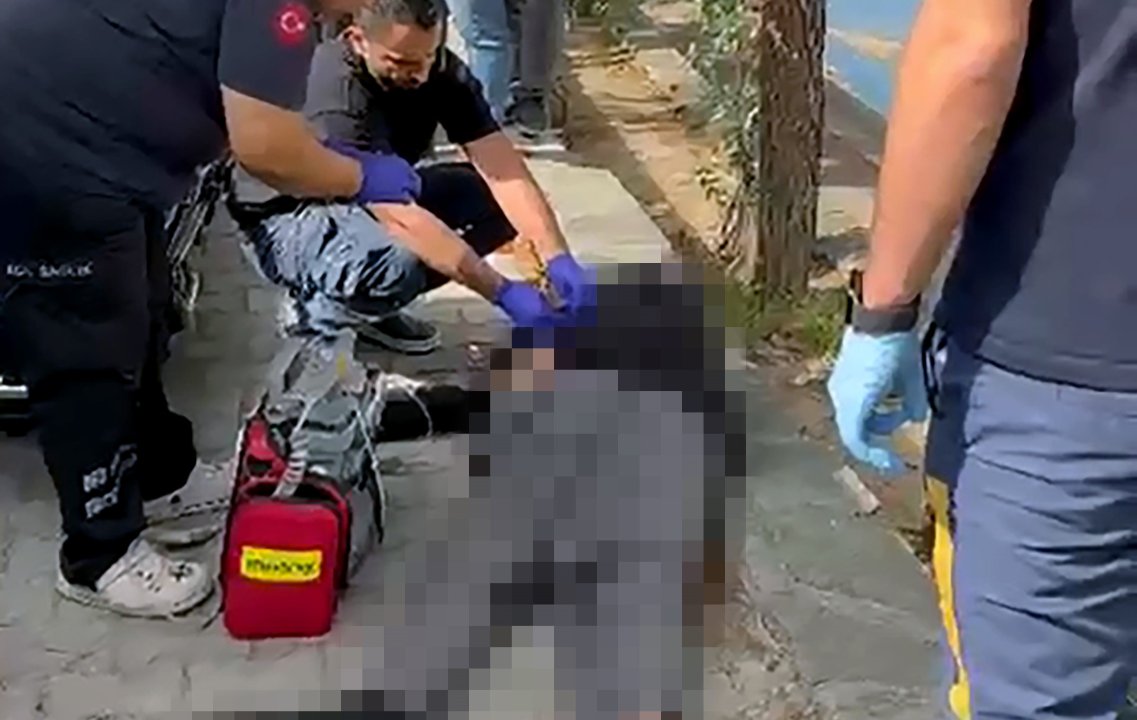 Adana'da 85 yaşındaki adam kaldırımda yürürken düşüp hayatını kaybetti