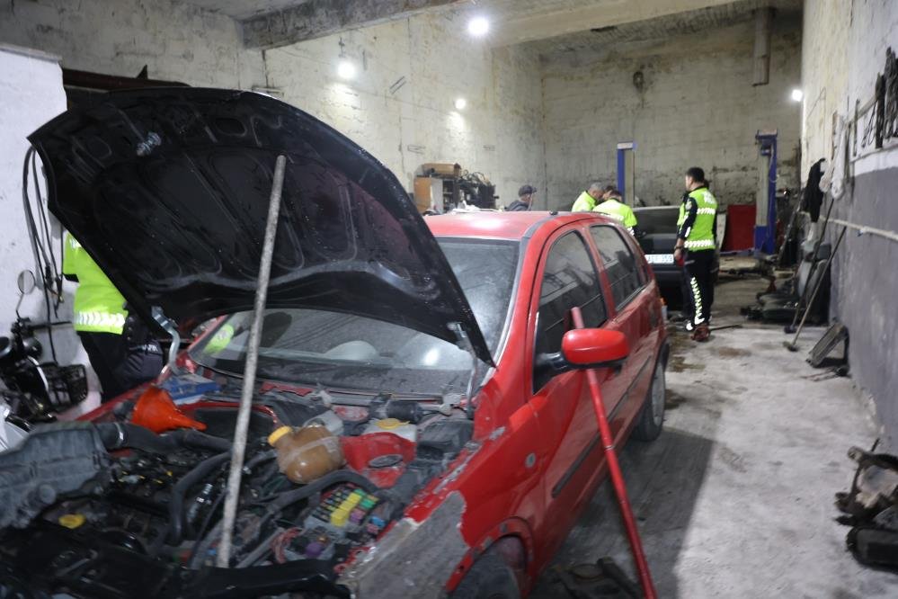 Ceza yememek için 15 dakikada aracını parçaladı! Polis motor suyu sıcaklığından yakaladı