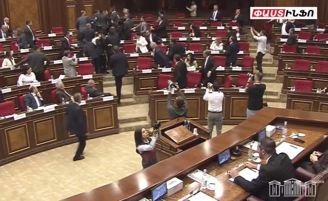 Ermenistan Meclisi'nde kavga! Yumruklar ve küfürler havada uçuştu