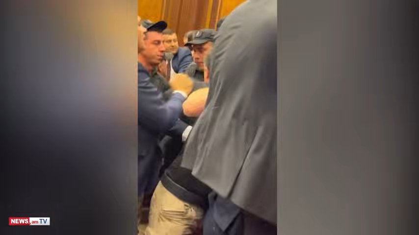 Ermenistan Meclisi'nde kavga! Yumruklar ve küfürler havada uçuştu