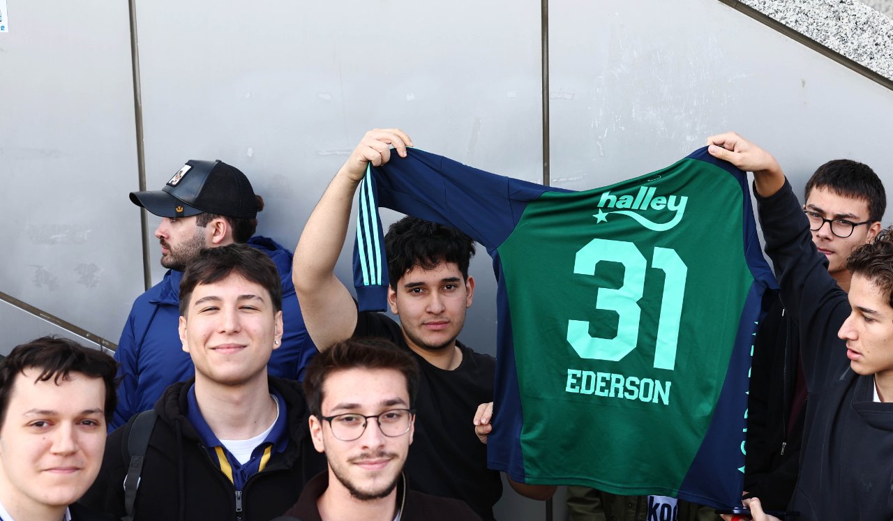 Fenerbahçeli taraftarlar, Ederson için düzenlenen imza gününe yoğun ilgi gösterdi.