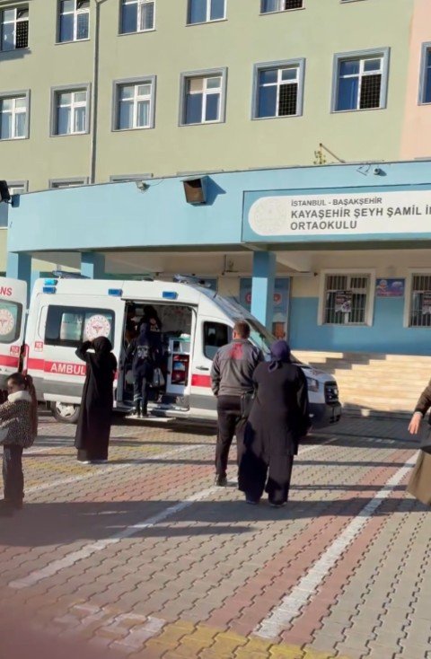 İstanbul'da okulda bıçaklı kavga: 3'i ağır 8 öğrenci yaralandı