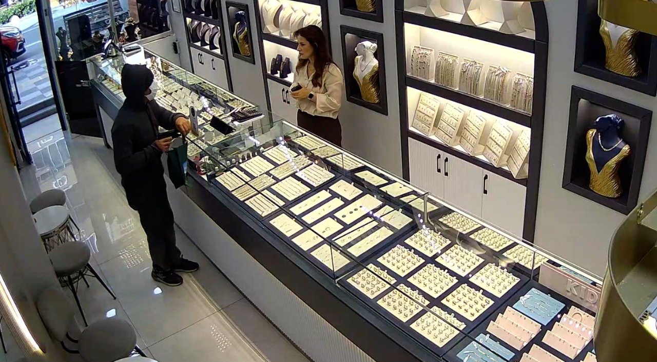 Oyuncak tabanca doğrultup altınları istedi! Çalışanın çığlığıyla kaçtı