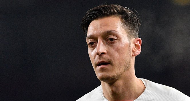 Türk asıllı Alman eski futbolcu Mesut Özil, Avrupa devleri Arsenal ve Real Madrid'de uzun yıllar forma giydi.