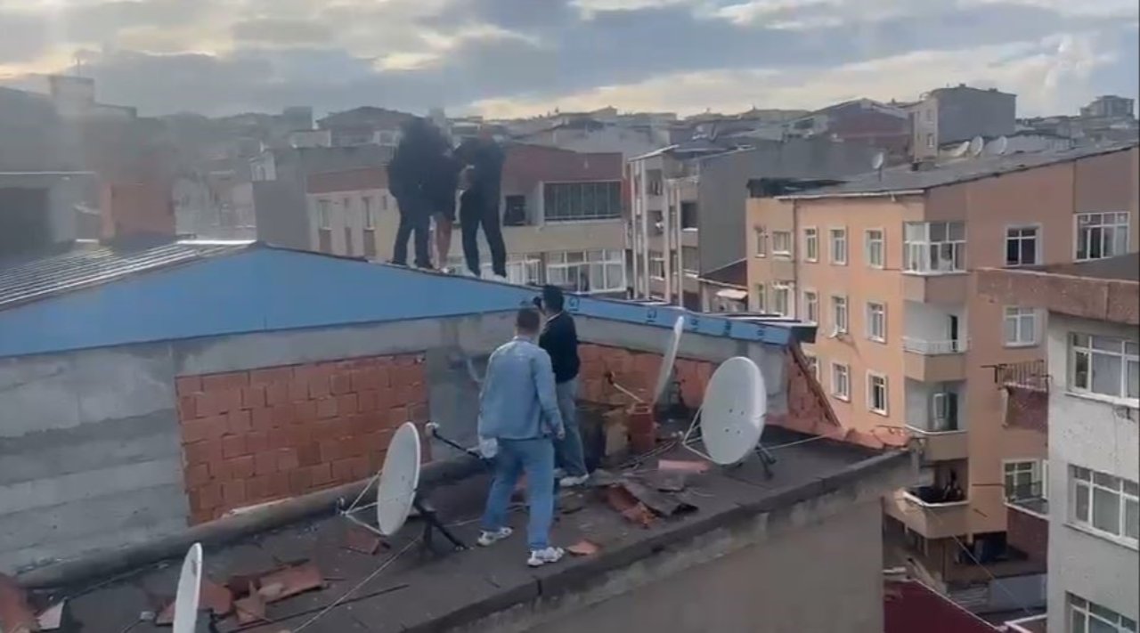 Polisi fark edince çatıdan çatıya atladı! 5 ayrı suçtan aranan şüpheli kıskıvrak yakalandı