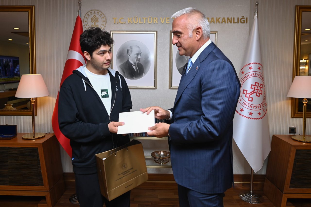 Taşımalı eğitimden Hacettepe Tıbba uzanan başarı! Bakan Ersoy, Türkiye derecesi elde eden Ahmet Deniz’i bakanlıkta ağırladı