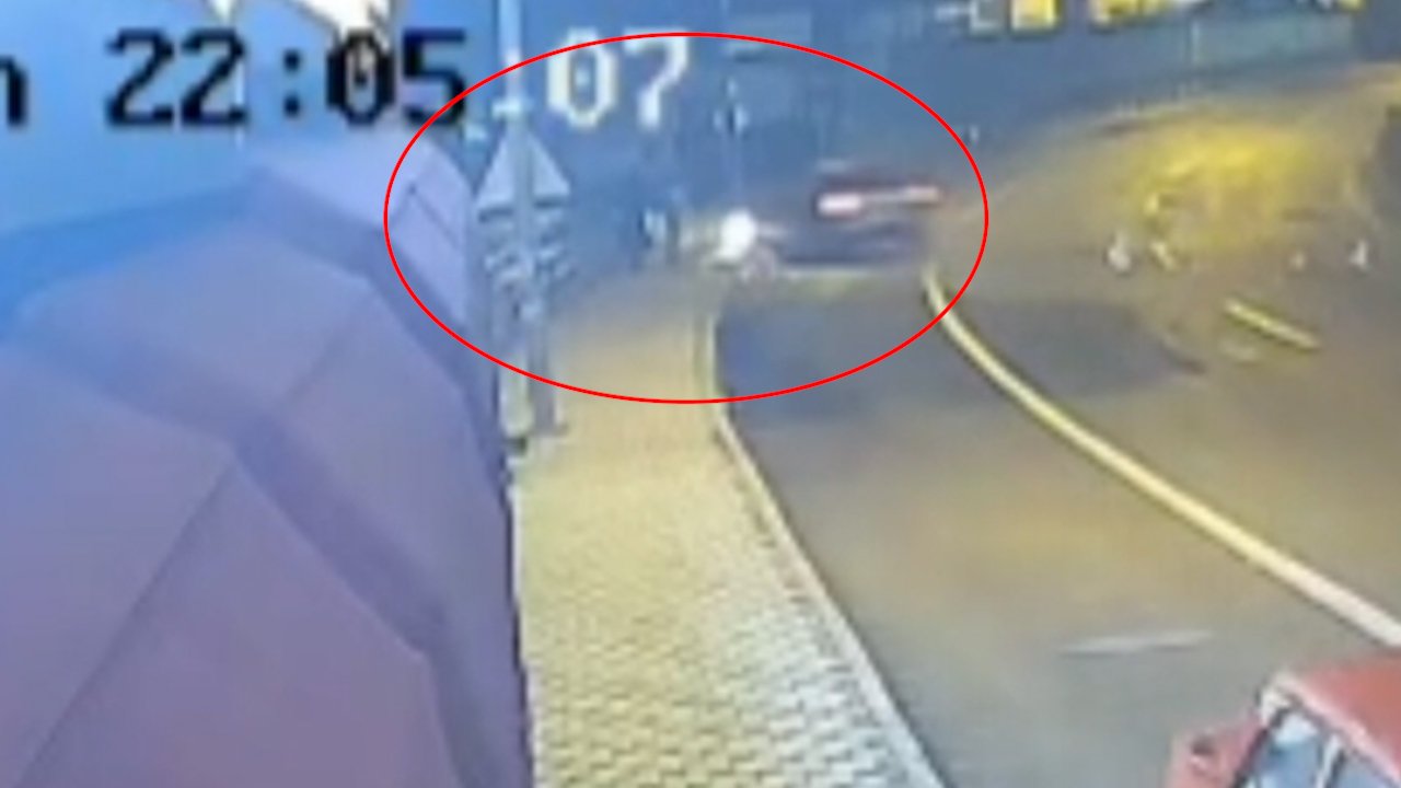 Üniversite öğrencisi ölümden döndü! Kontrolden çıkan aracın yayaya çarpma anı kamerada görseli