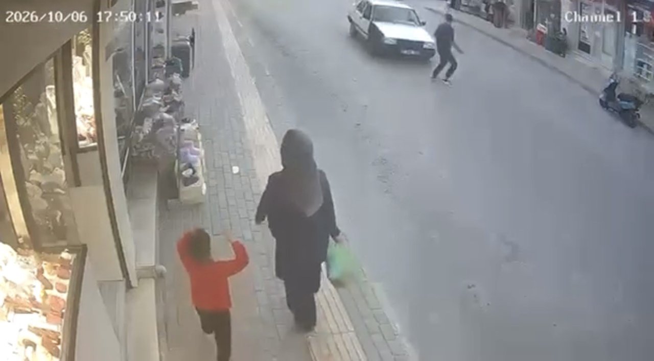 Bursada karşıdan karşıya geçerken otomobil çarptı bir şey olmamış gibi yoluna devam etti