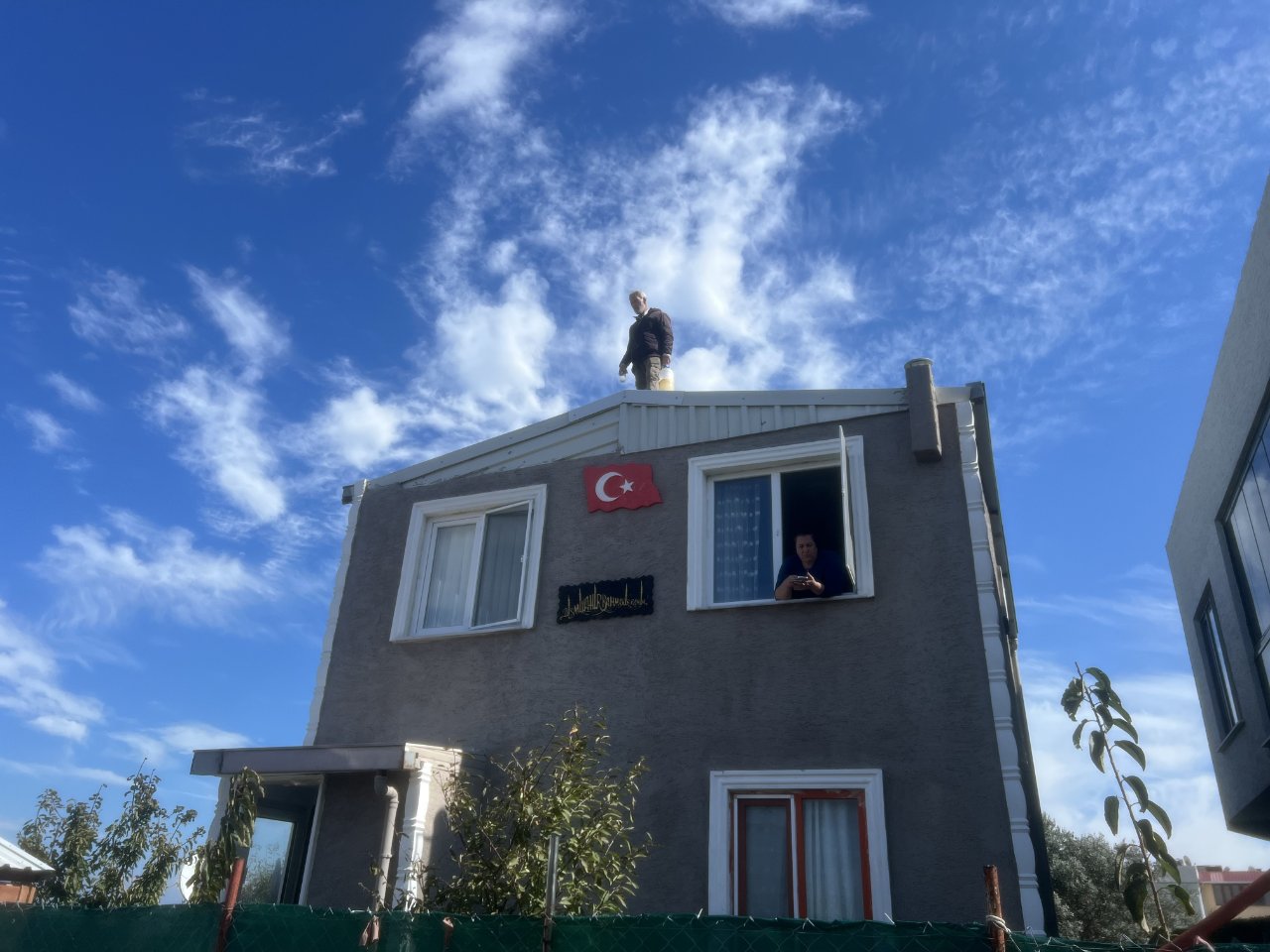 Bursa’da yıkım kaosu! Çatıya çıktı, saatlerce inmedi… Ev sahibini kimse ikna edemedi