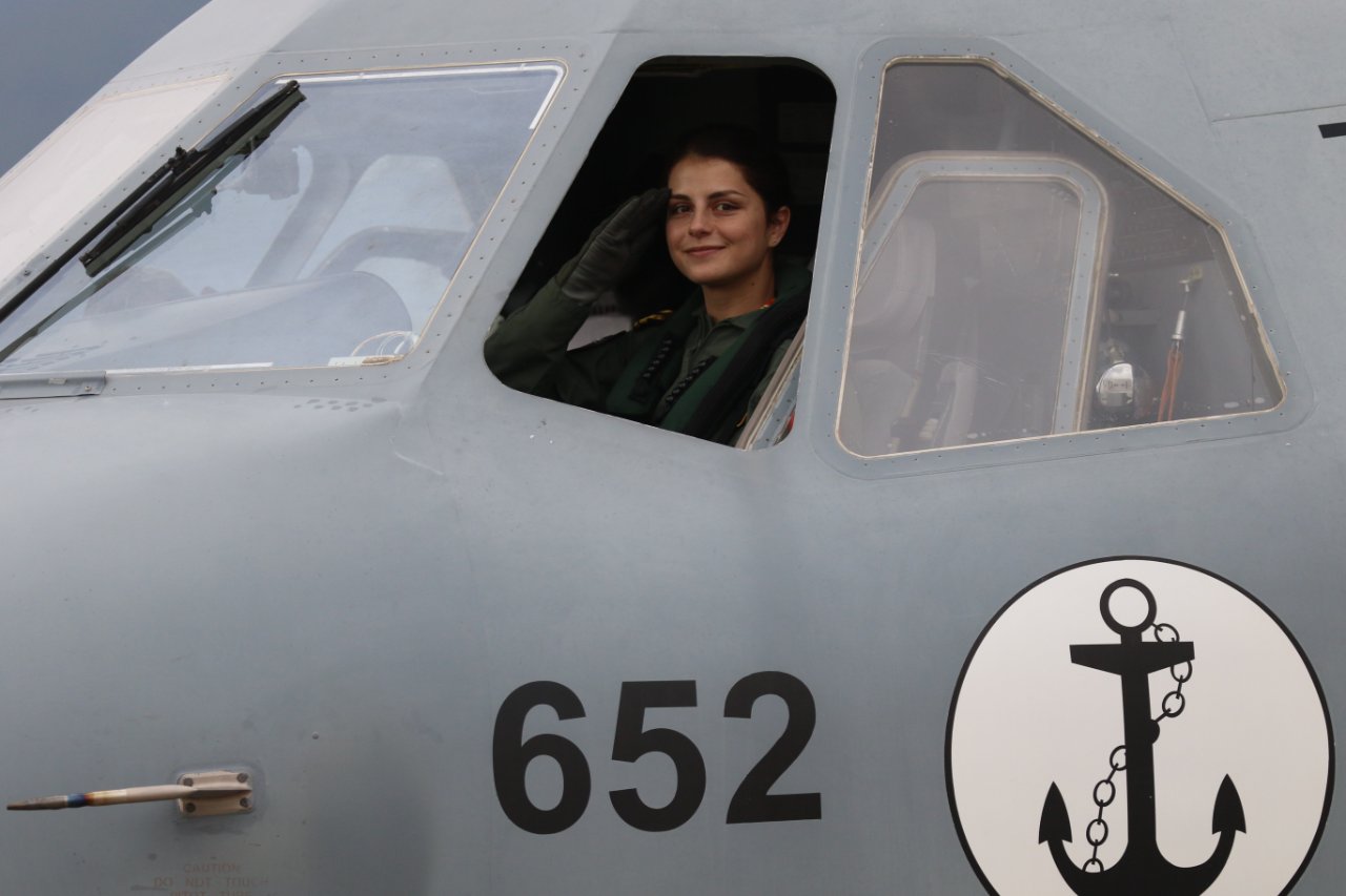 Deniz Kuvvetlerinde bir ilki başardı! İlk kadın pilot olarak tarihe geçti