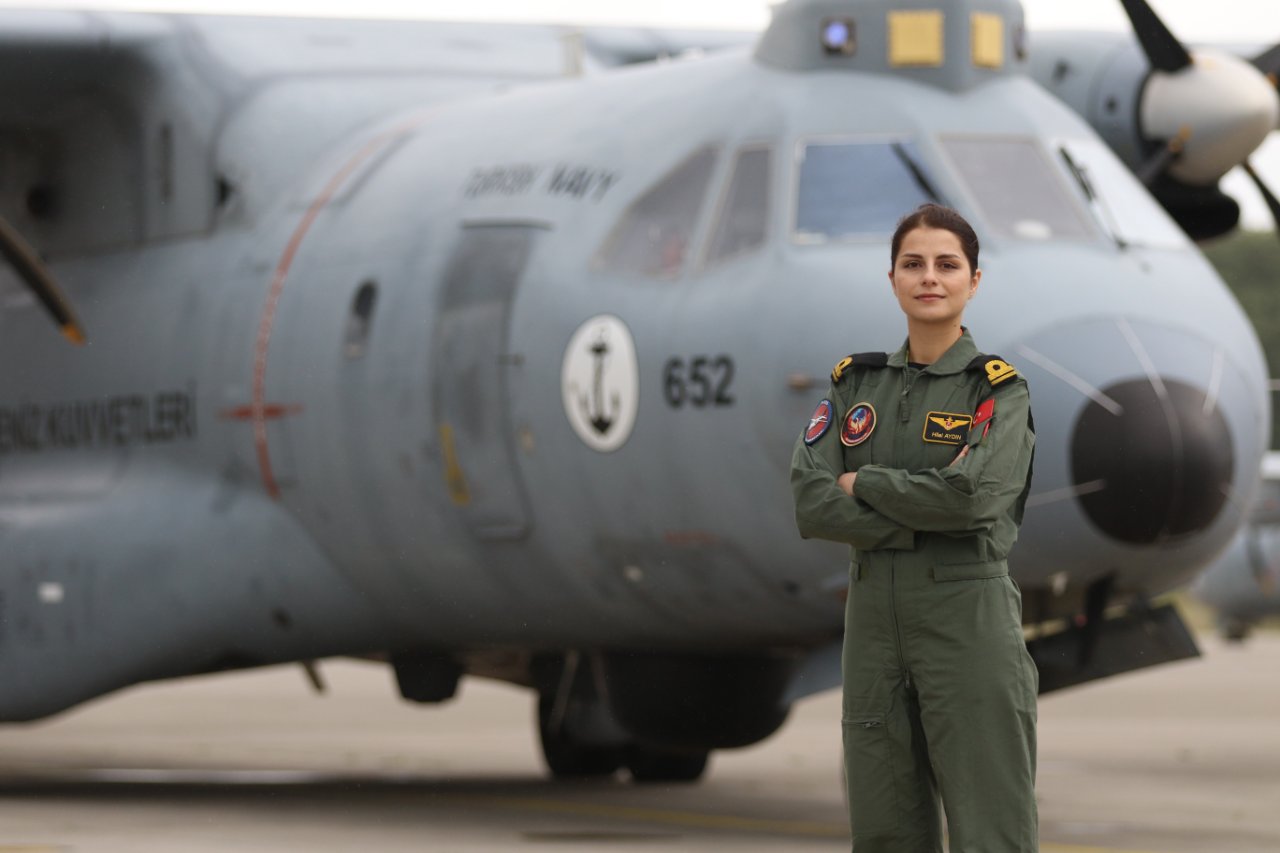 Deniz Kuvvetlerinde bir ilki başardı! İlk kadın pilot olarak tarihe geçti