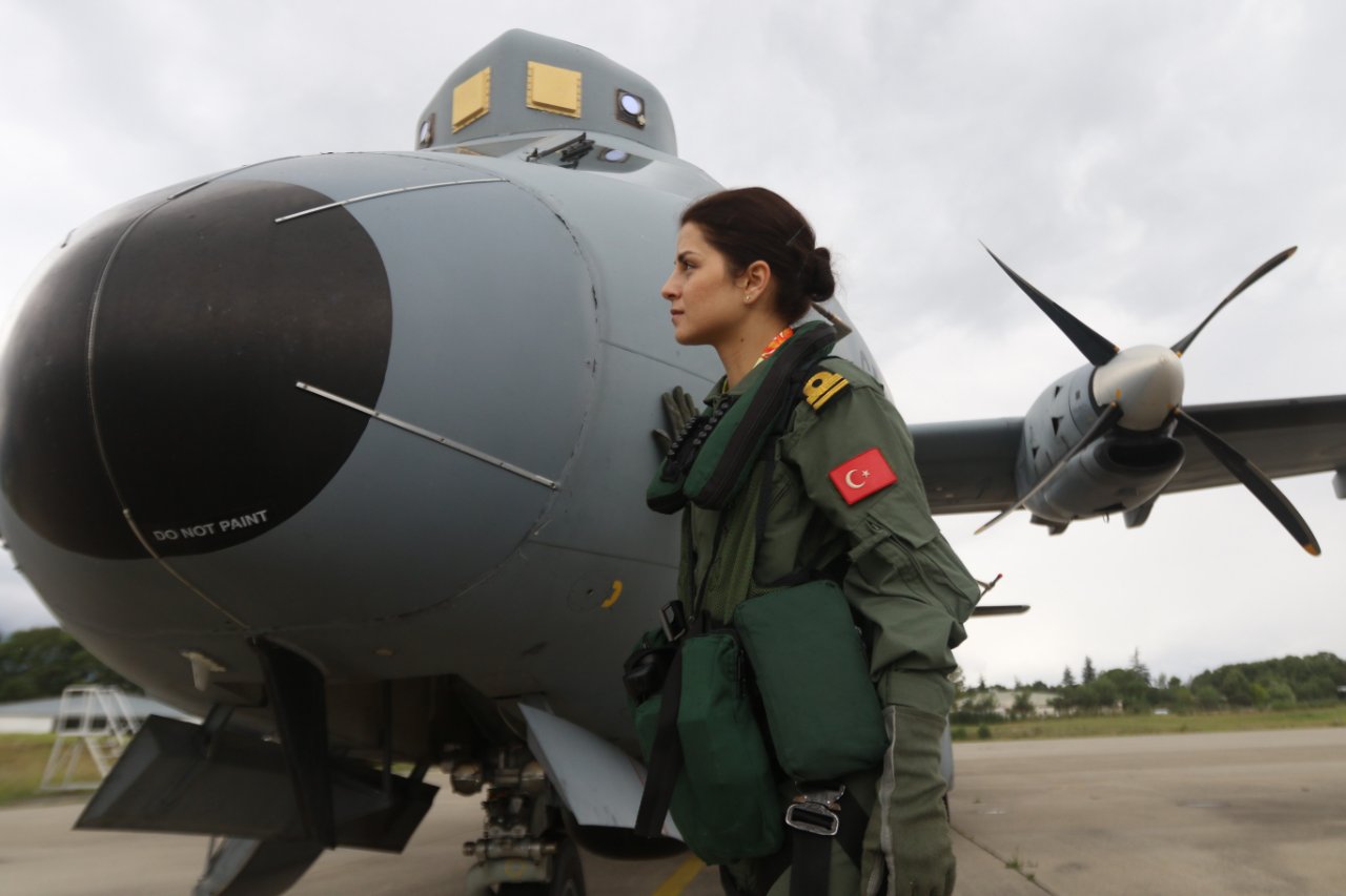 Deniz Kuvvetlerinde bir ilki başardı! İlk kadın pilot olarak tarihe geçti