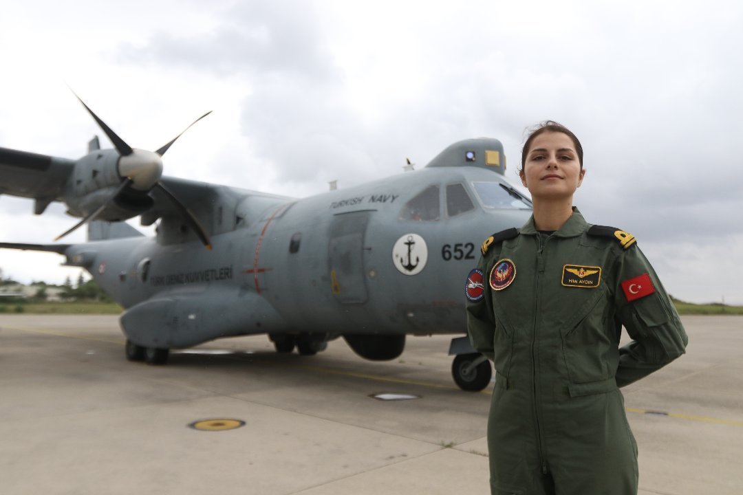Deniz Kuvvetleri'nde bir ilki başardı! İlk kadın pilot
