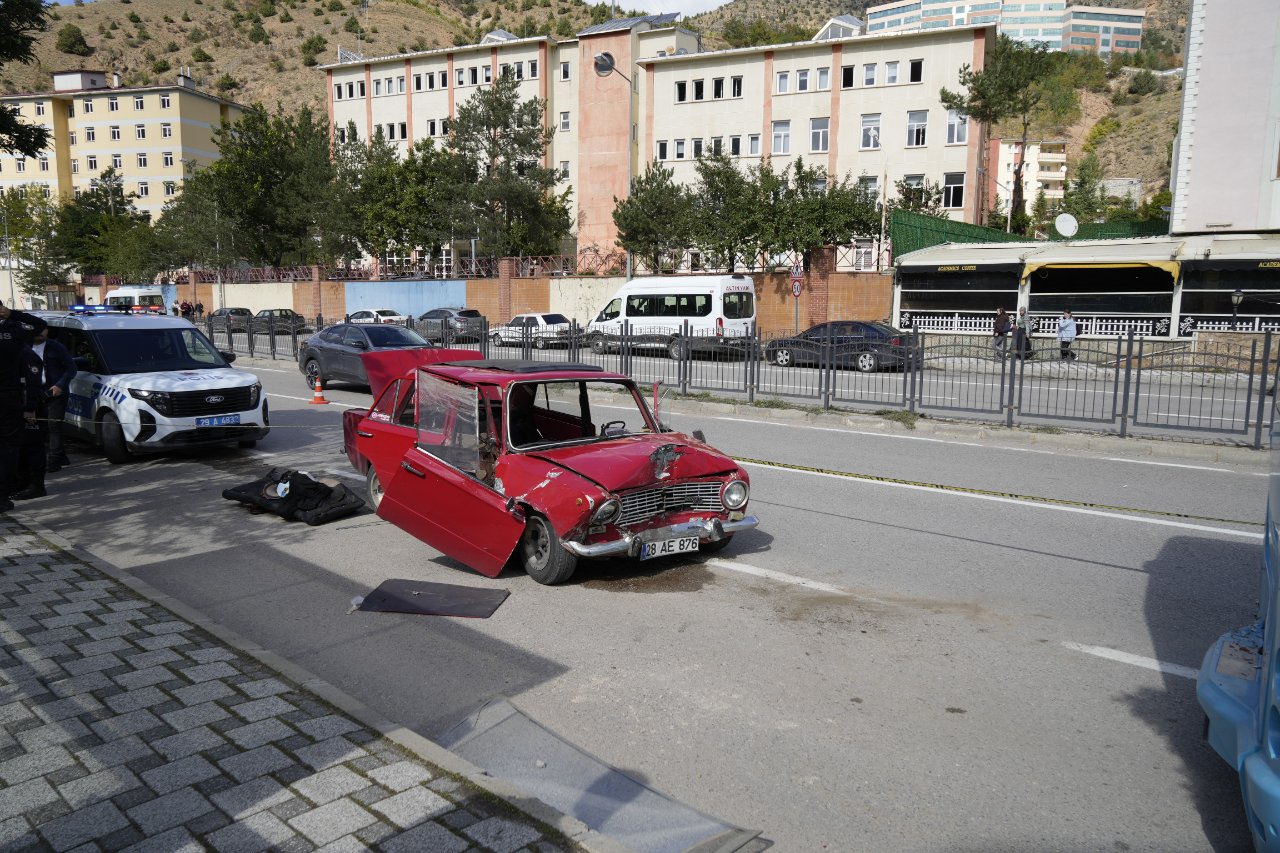 Durakta bekleyen otobüse çarptı! Feci kaza kamerada: 2 yaralı