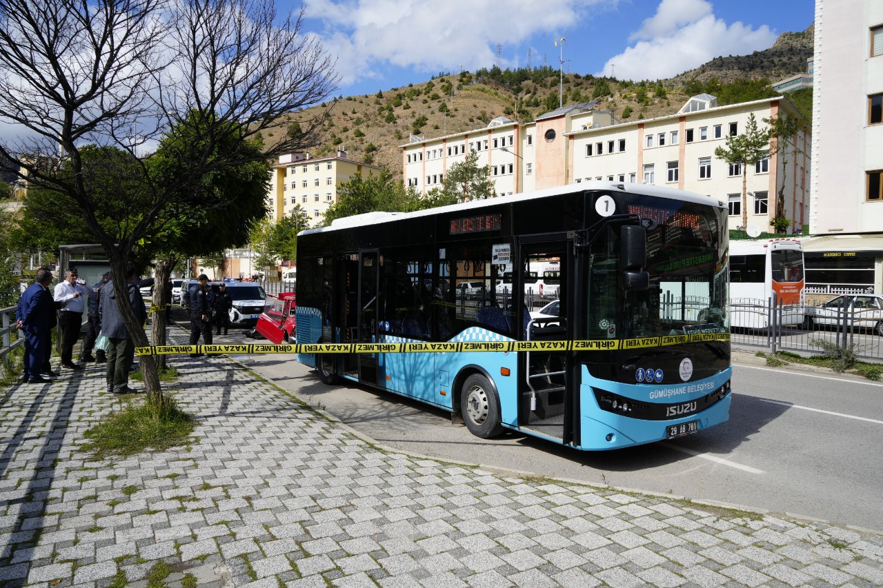 Durakta bekleyen otobüse çarptı! Feci kaza kamerada: 2 yaralı