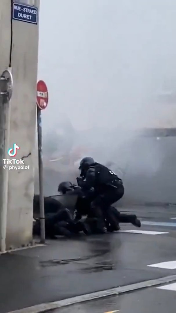 Fransa'da protestolara damga vuran an! 8 polis birden yere kapaklandı