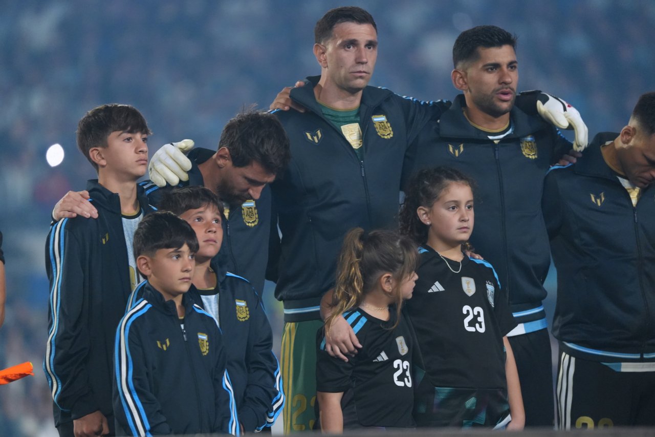 Messi, Arjantin-Benin maçı öncesinde takım arkadaşlarıyla son kez poz verdi.