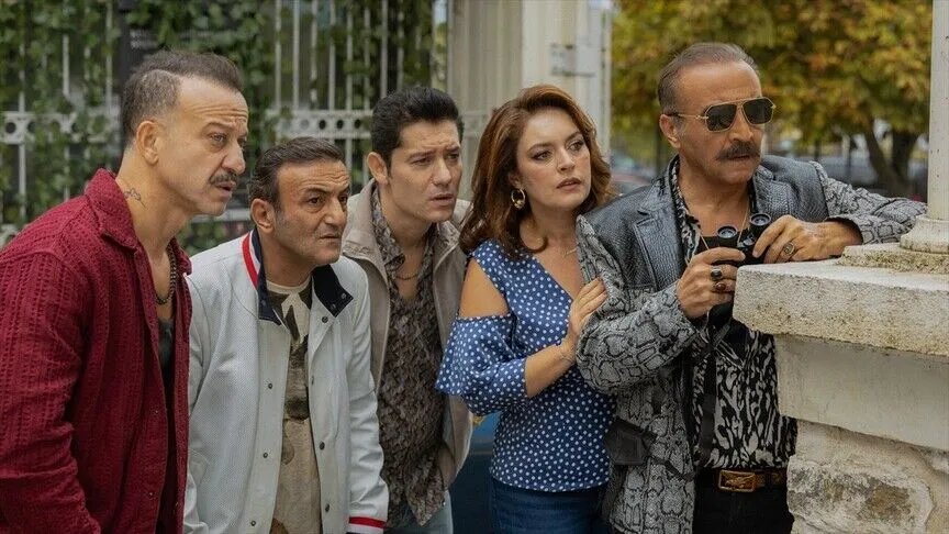 Galaya damga vuran an! Kıvanç Tatlıtuğ iki ünlü oyuncuyu yanına çağırdı