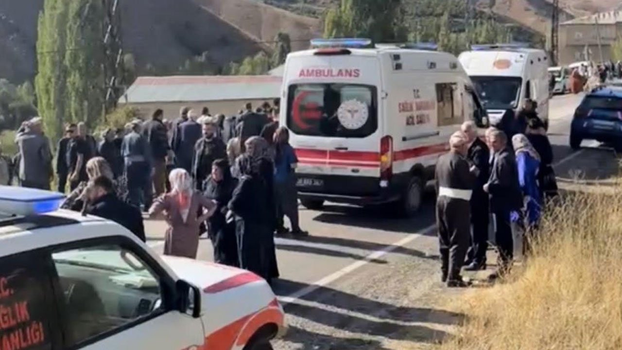 Hakkari'de can pazarı! Araçlar kafa kafaya çarpıştı, ölü ve yaralılar var