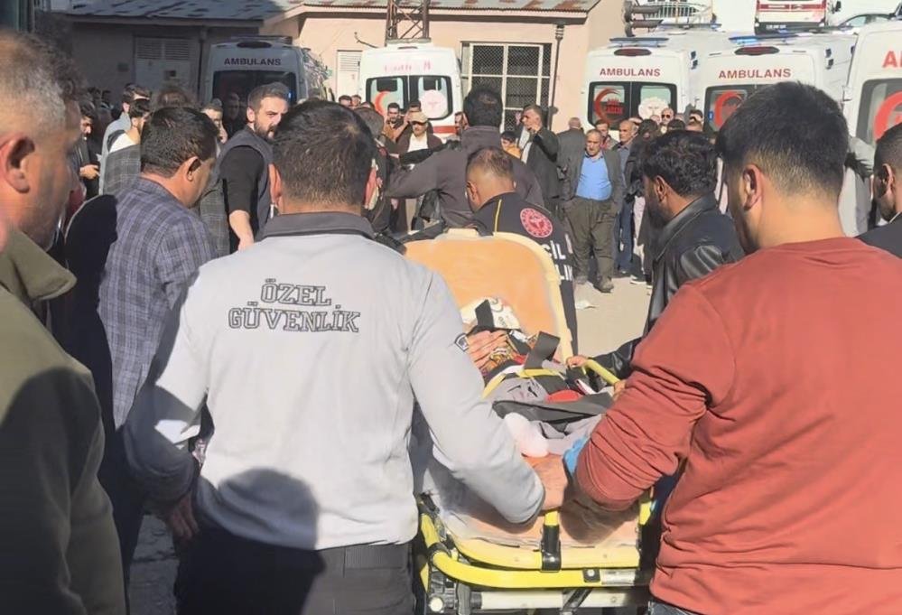Hakkari'de can pazarı! Araçlar kafa kafaya çarpıştı, ölü ve yaralılar var
