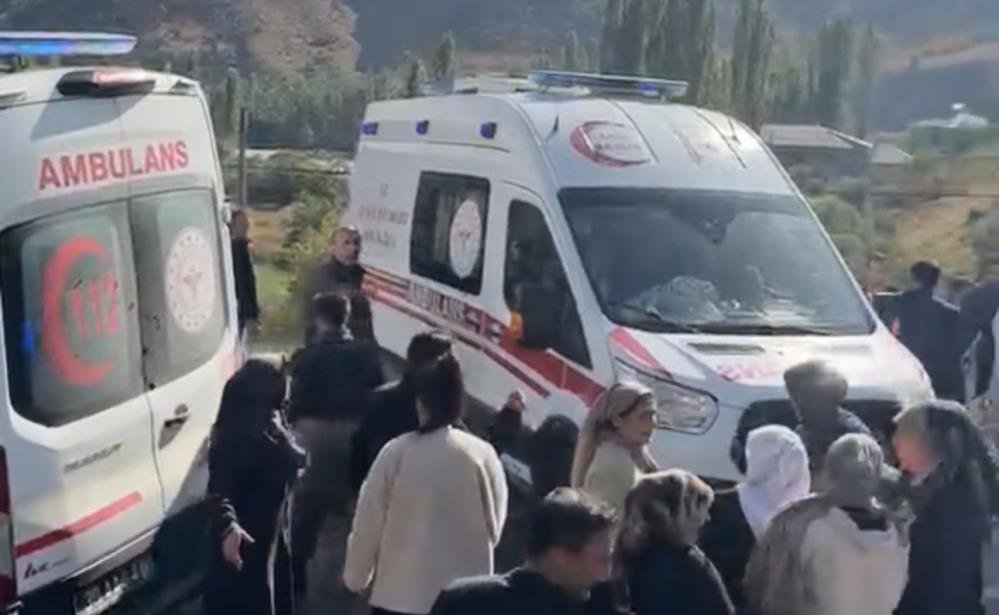Hakkari'de can pazarı! Araçlar kafa kafaya çarpıştı, ölü ve yaralılar var