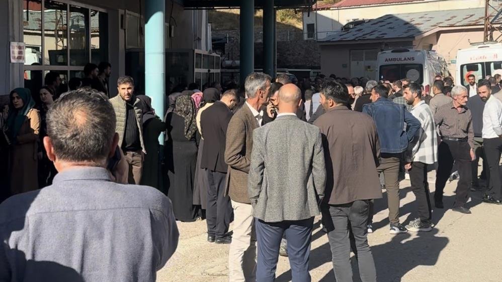 Hakkari'de can pazarı! Araçlar kafa kafaya çarpıştı, ölü ve yaralılar var