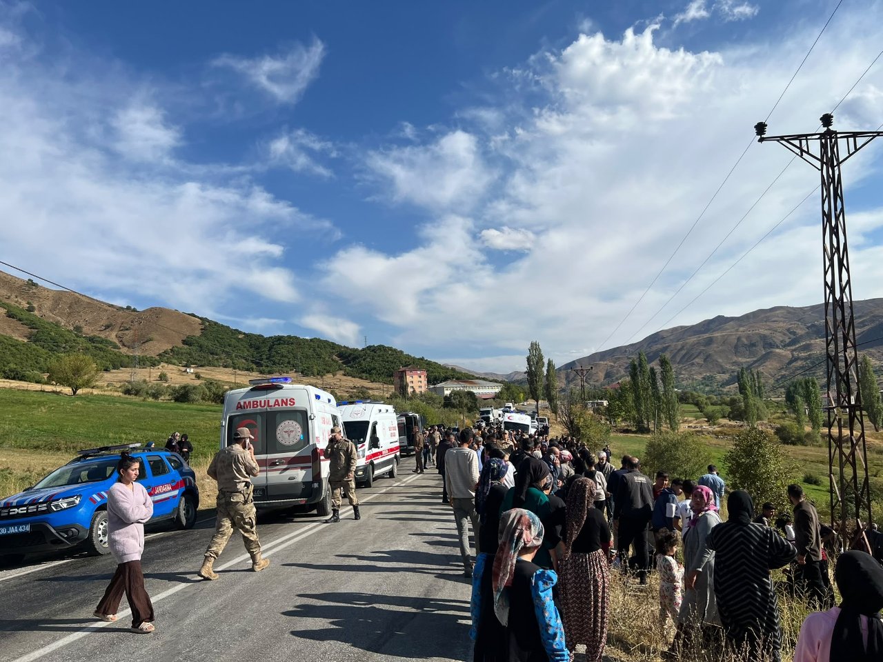 Hakkari'de otomobil ile kamyonetin çarpıştığı kazada can pazarı: 1 çocuk öldü, 7 kişi yaralandı
