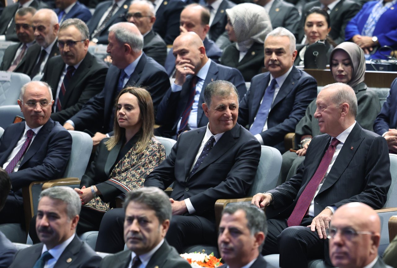 İzmir resmen AK Parti'de! Cemil Tugay'ın rozetini Cumhurbaşkanı Erdoğan taktı