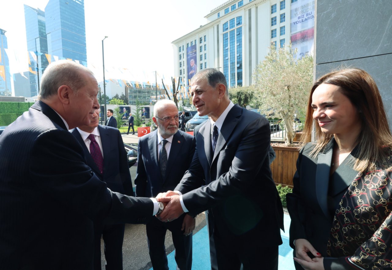 İzmir resmen AK Parti'de! Cemil Tugay'ın rozetini Cumhurbaşkanı Erdoğan taktı