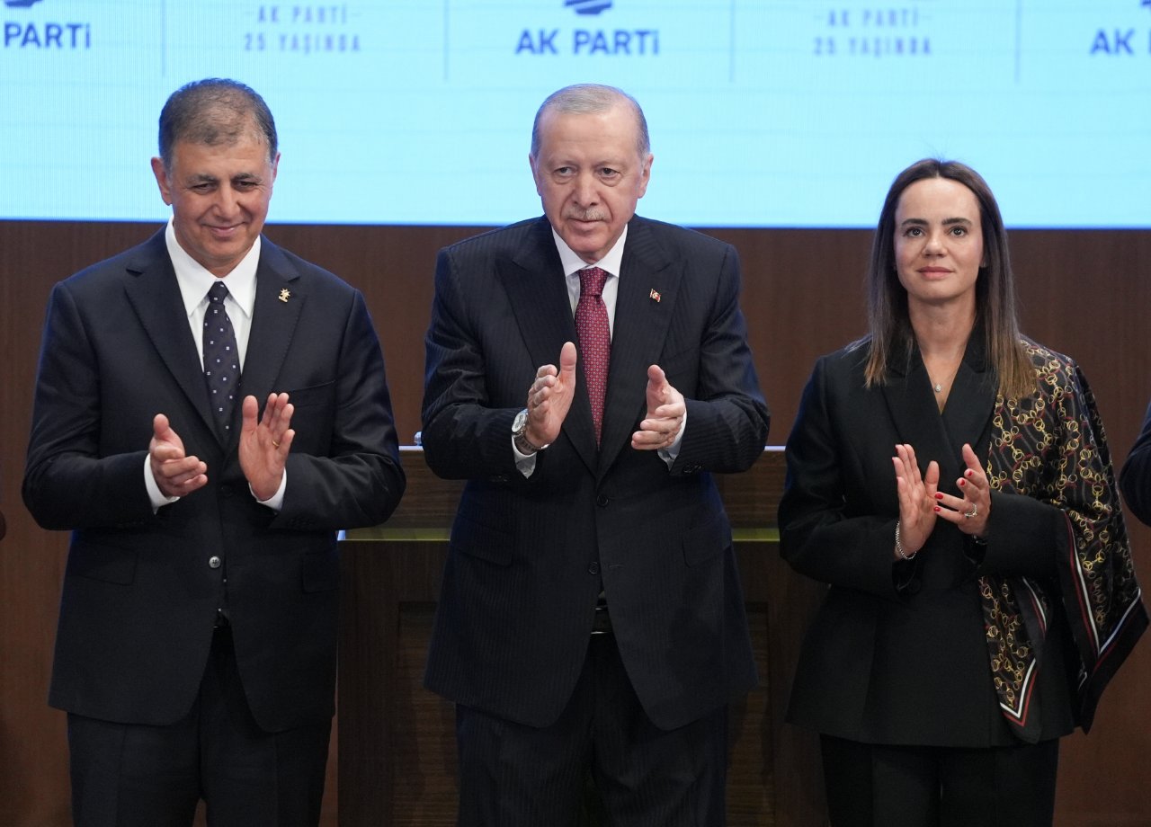 İzmir resmen AK Parti'de! Cemil Tugay'ın rozetini Cumhurbaşkanı Erdoğan taktı