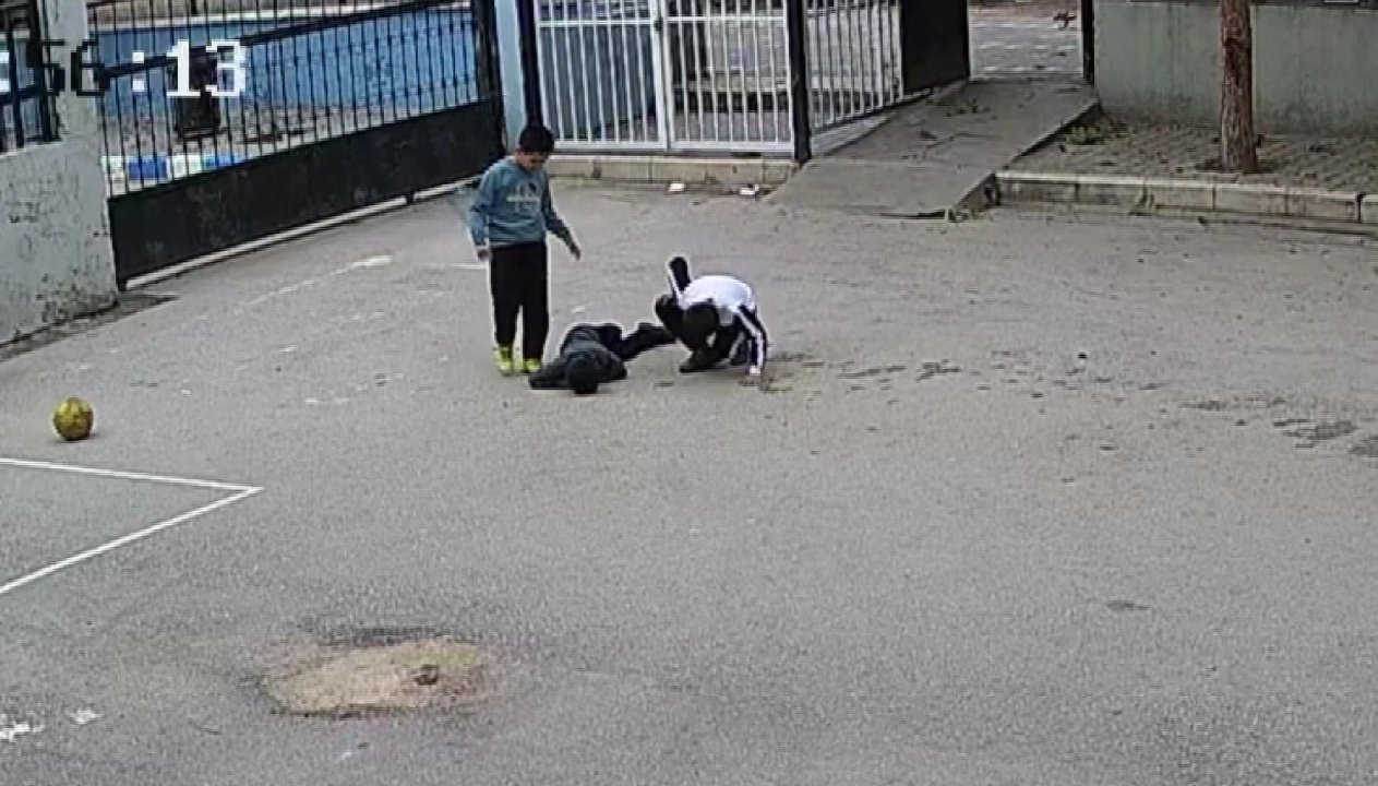 Karnına top çarpan çocuk yere yığıldı! İmdadına okul müdürü koştu