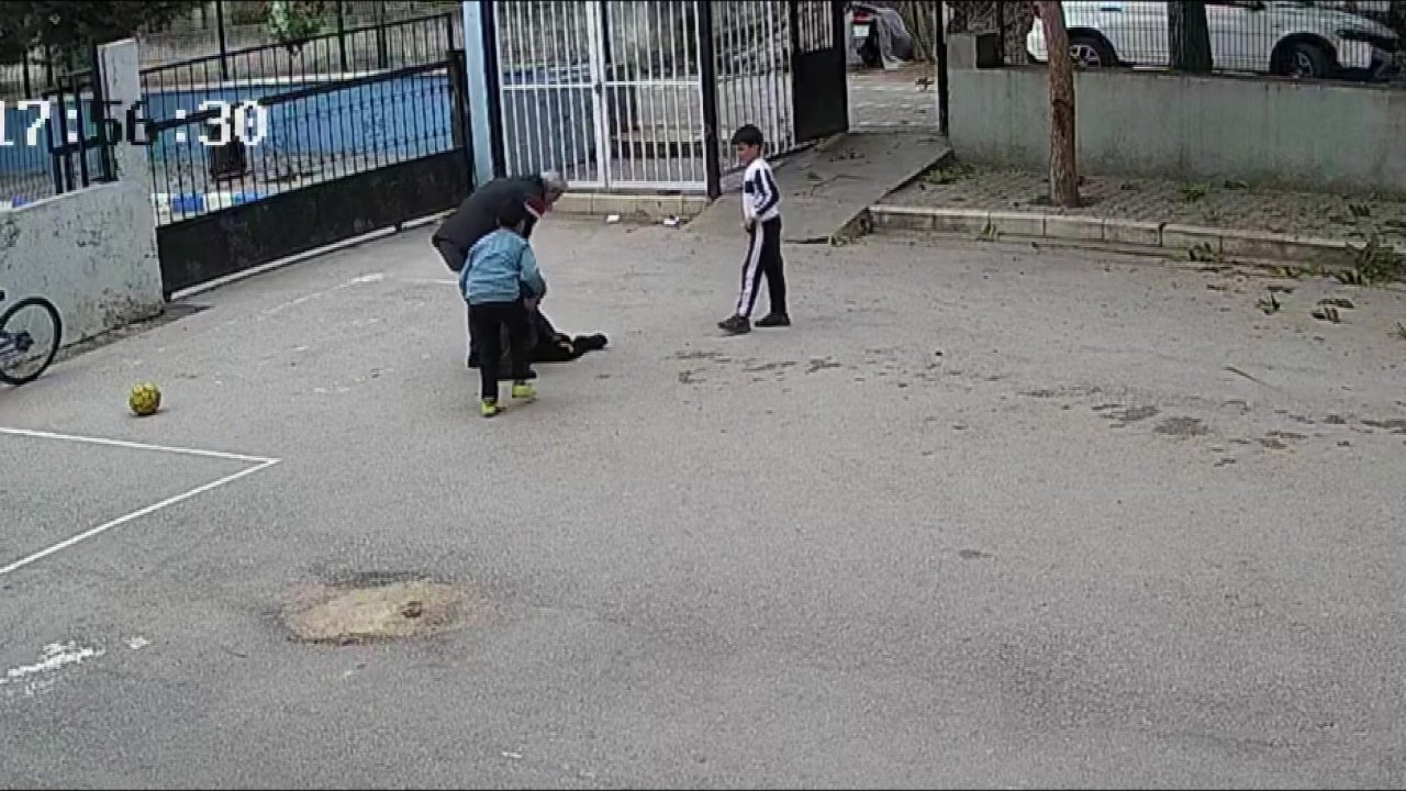 Karnına top çarpan çocuk yere yığıldı! İmdadına okul müdürü koştu