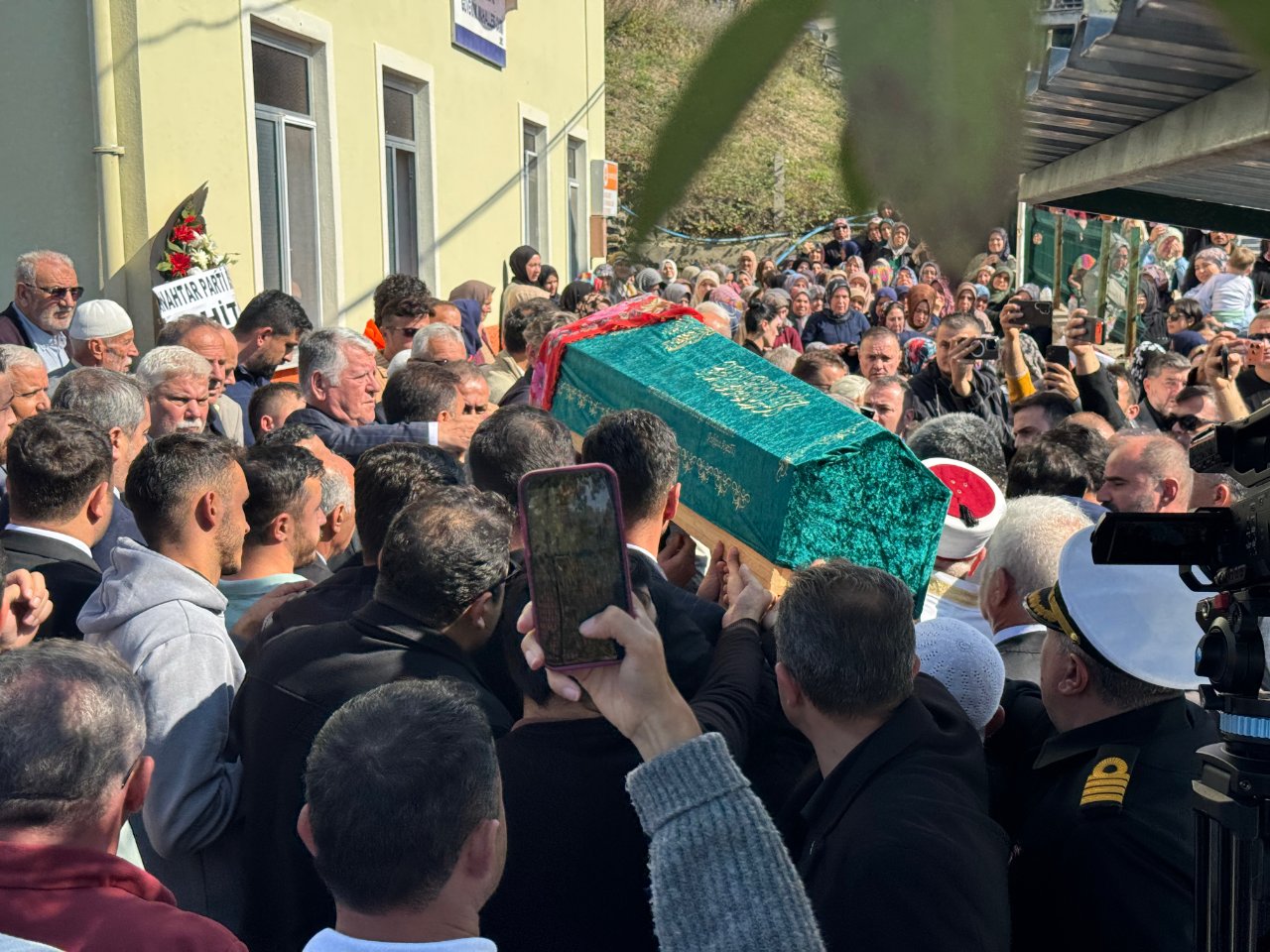 Okul saldırısında can veren Eslem Sare defnedildi! Gözyaşları sel oldu
