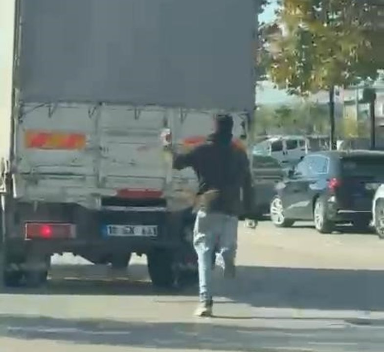 Pes dedirten görüntü! Kamyonetin arkasına tutunup ölüme davetiye çıkardı