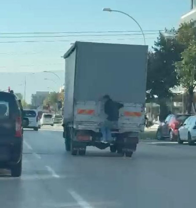 Pes dedirten görüntü! Kamyonetin arkasına tutunup ölüme davetiye çıkardı