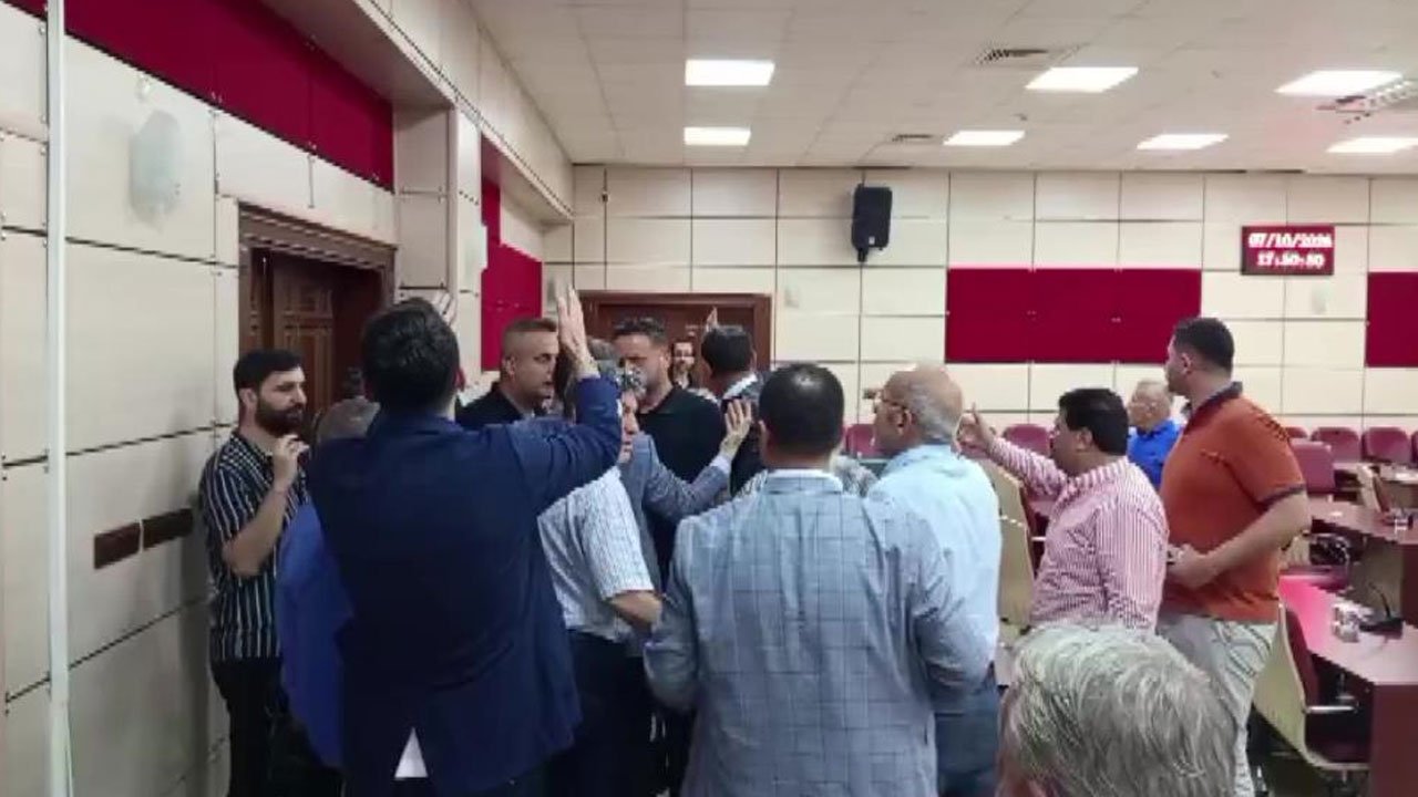‘Satılıksın’ dedi, ortalık karıştı! CHP’li üyeler birbirine girdi