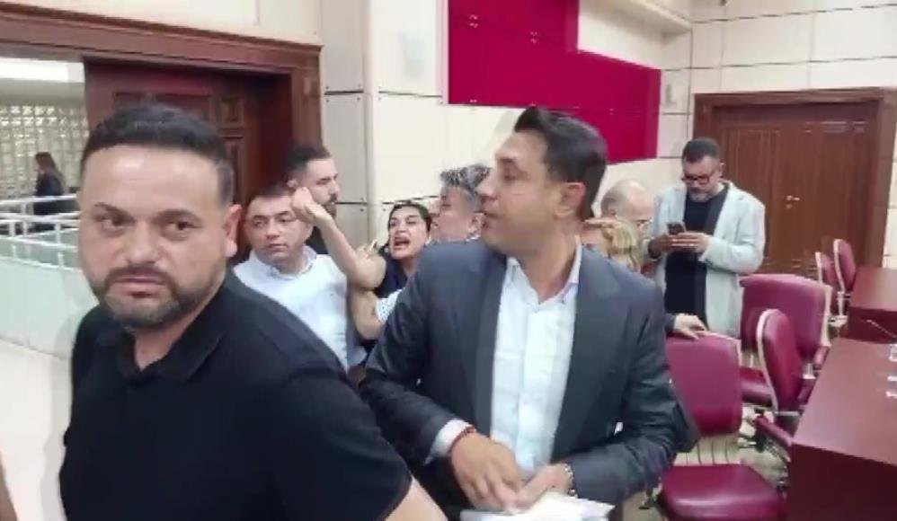 ‘Satılıksın’ dedi, ortalık karıştı! CHP’li üyeler birbirine girdi