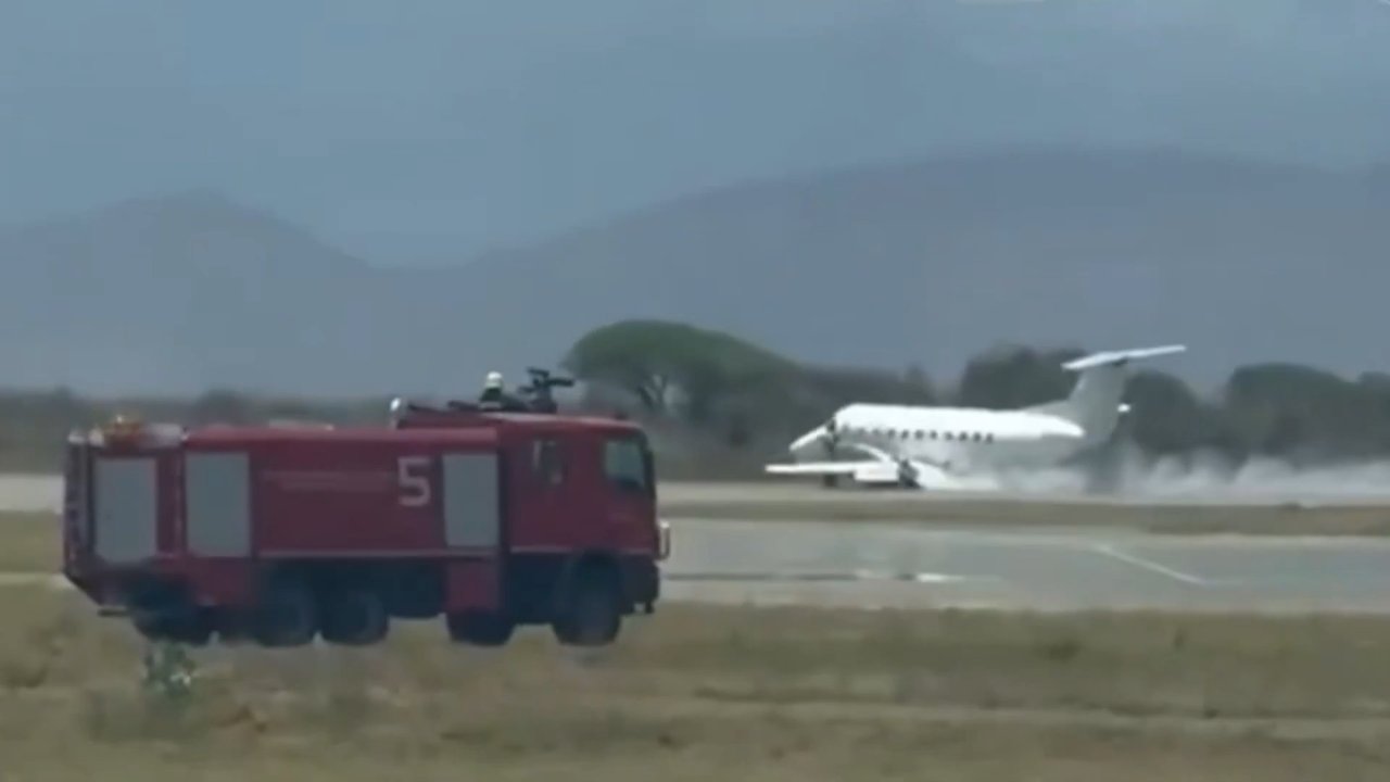 Tanzanya'da feci kaza: Safari uçağı kalkışta zebraya çarptı