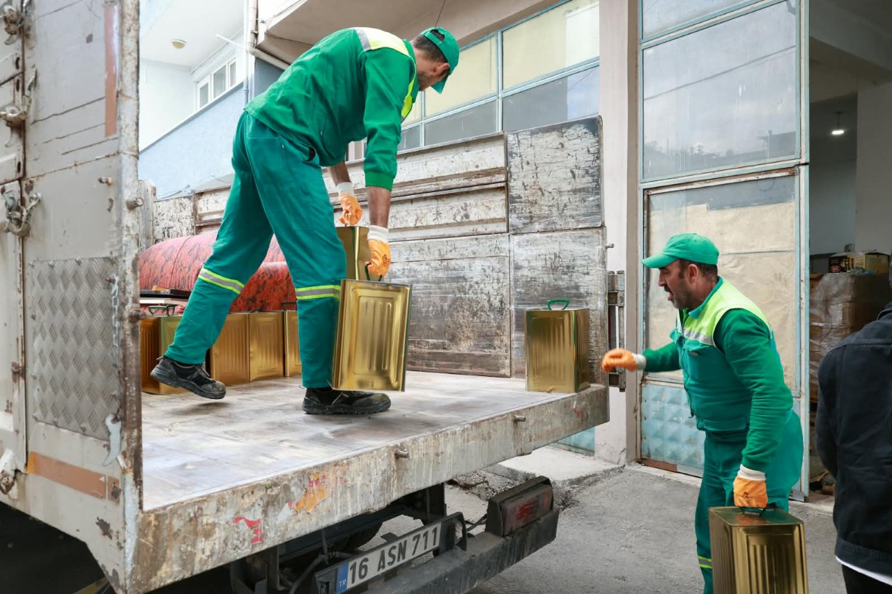 Zeytinyağı, salça, salamura yaprak, turşu... 6,5 ton küflenmiş ürün imha edildi