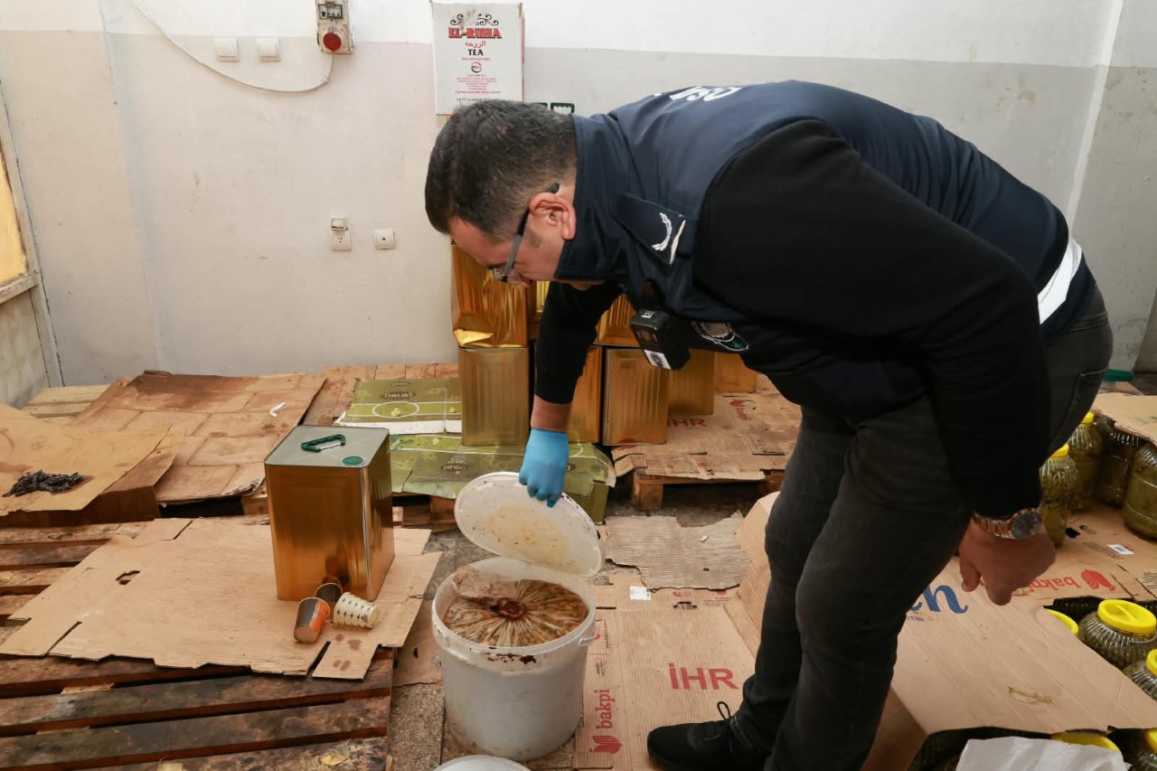 Zeytinyağı, salça, salamura yaprak, turşu... 6,5 ton küflenmiş ürün imha edildi