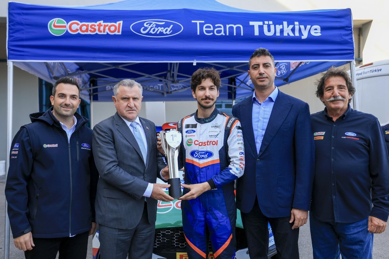 Bakan Bak, sosyal medya paylaşımında, "Otomobil sporlarında nice zaferlere inşallah" mesajını yazdı.