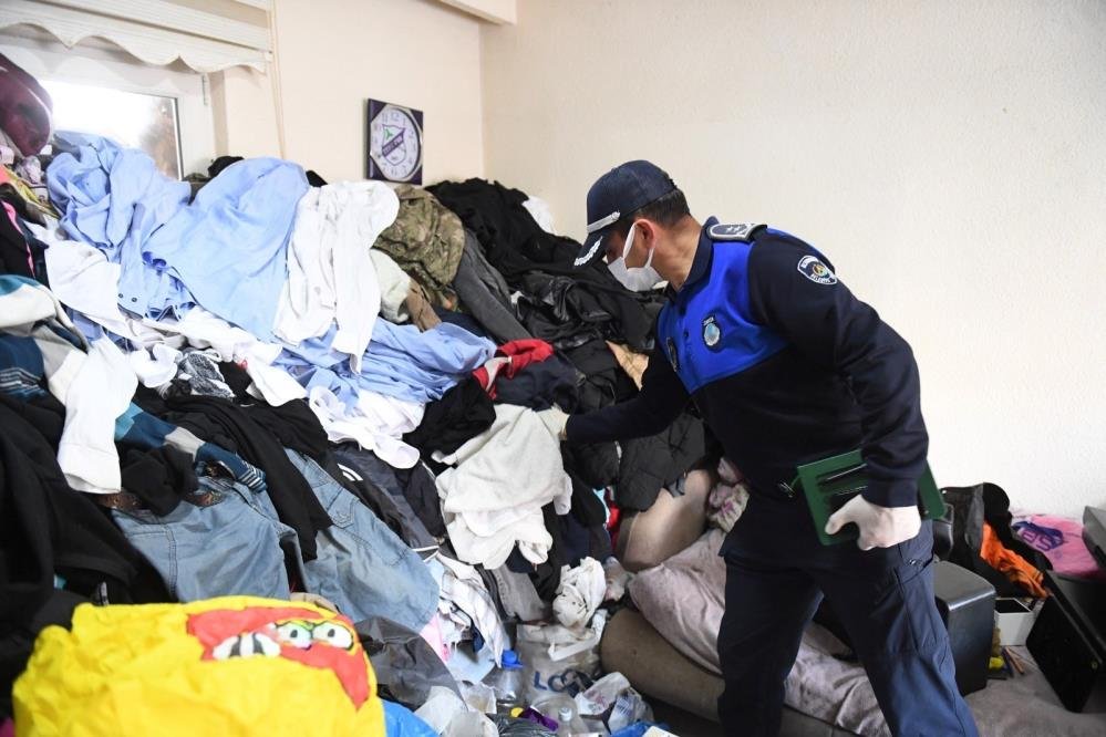 Belediye ekipleri şaşkına döndü: Evden 20 kamyon çöp ve atık çıkarıldı